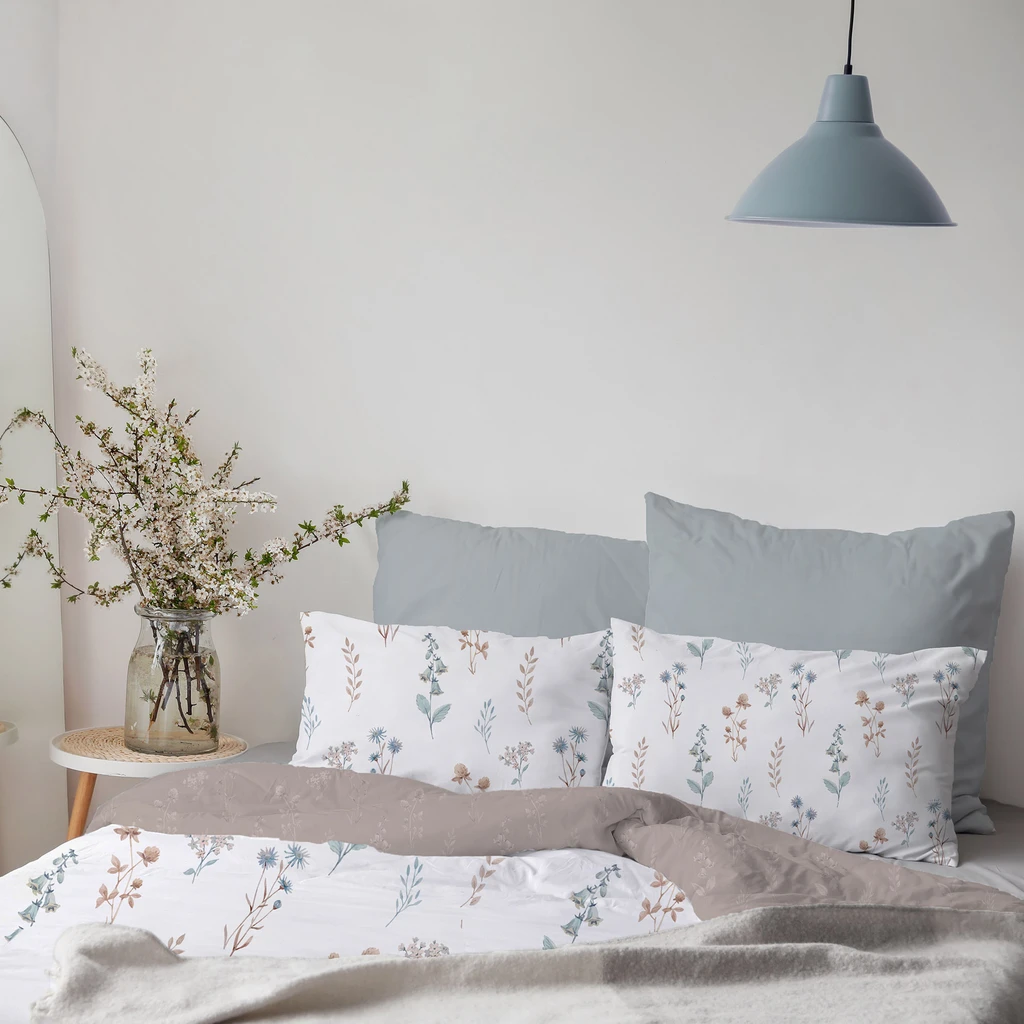 Pościel bawełniana z motywem kwiatowym COTTAGE HOME 160x200 cm - zbliżenie.