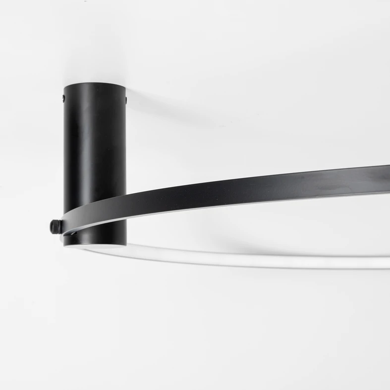 W modelu sufitowym HORIK zintegrowane z obudową oświetlenie LED ma moc 40W i strumień świetlny rzędu 4400 lumenów.