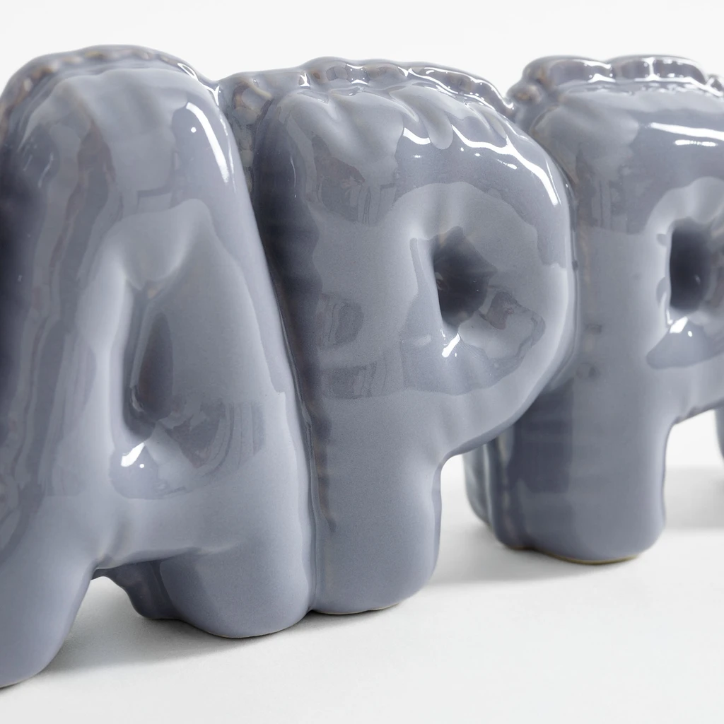 Dekorácia - nápis HAPPY v sivej farbe