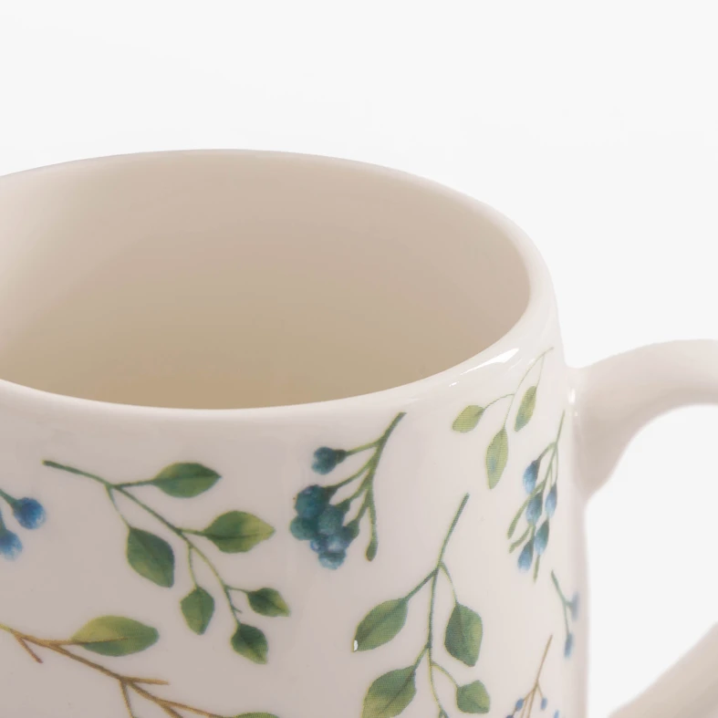 Biały kubek z uchem w polne kwiaty