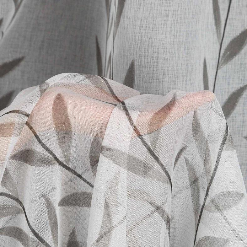 Biała zasłona na taśmie ze wzorem stalowych listków