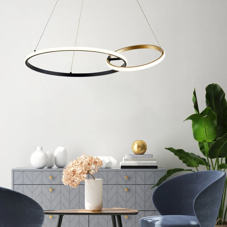 Pierścieniowa lampa RANDO w matowym czarno-złotym kolorze pozwoli Ci wprowadzić nowoczesny wystrój do wnętrza salonu lub jadalni.