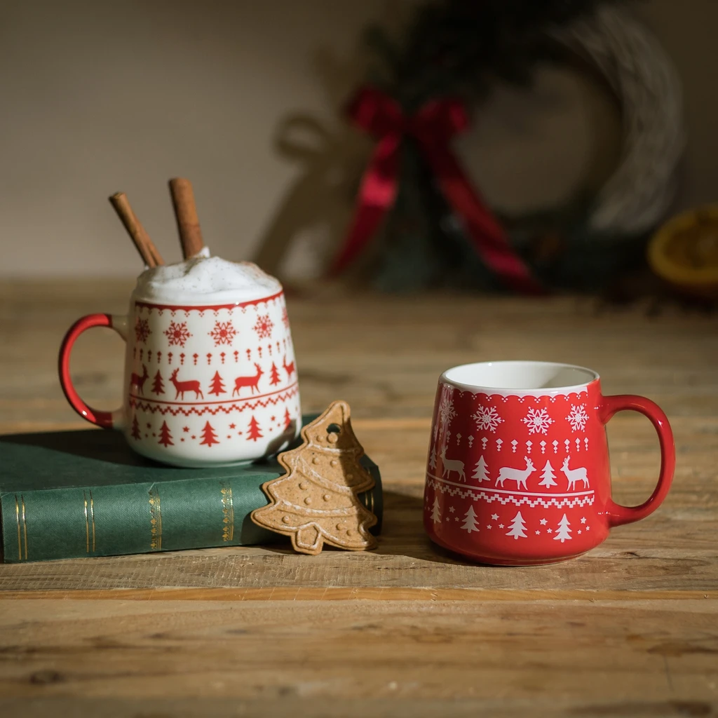 Vianočný hrnček so sobmi červený 380 ml