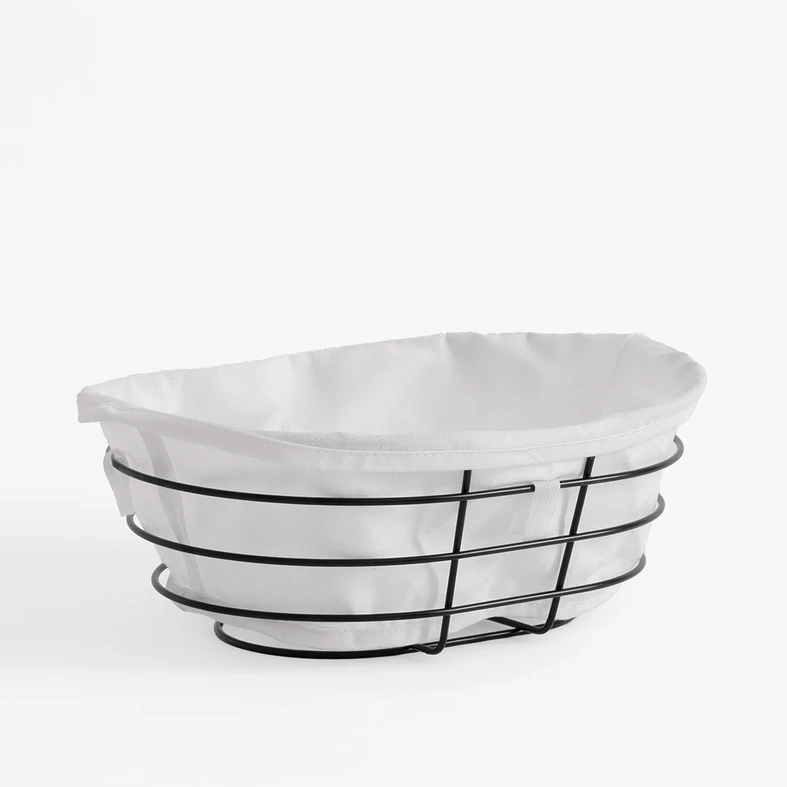 Metalowy koszyk na pieczywo z białym wkładem z bawełny