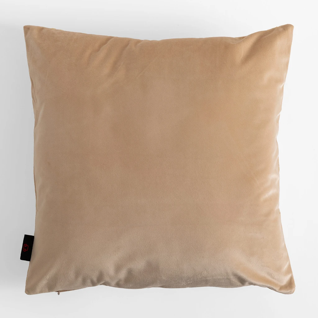 Camelowa poszewka welurowa z roślinnym, kwiatowym wzorem o złotym kolorze