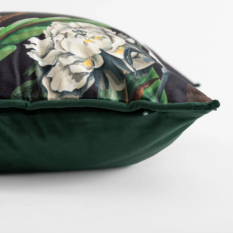 Czarna poszewka z przyrodniczym motywem kwiatów i ptaków