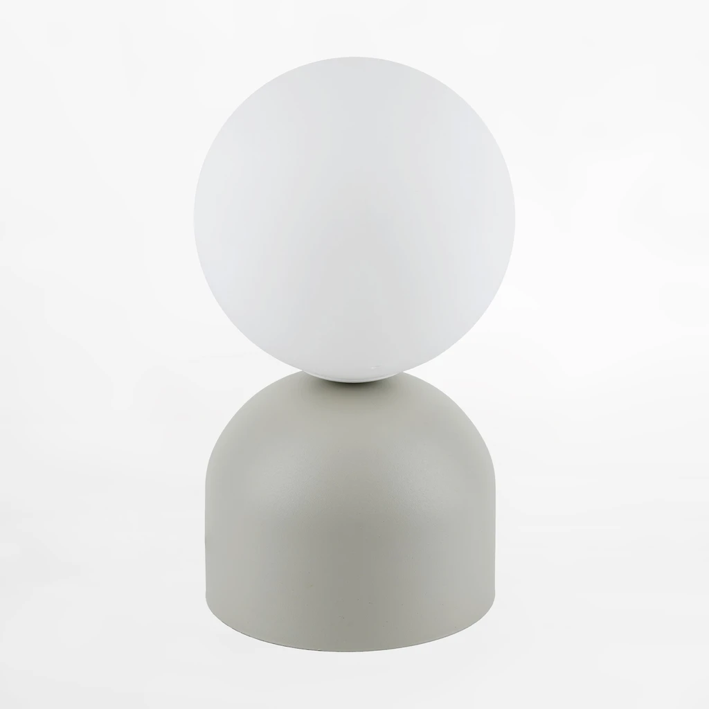 Nowoczesna lampa stołowa MIKI z podstawą o matowym, beżowym odcieniu.