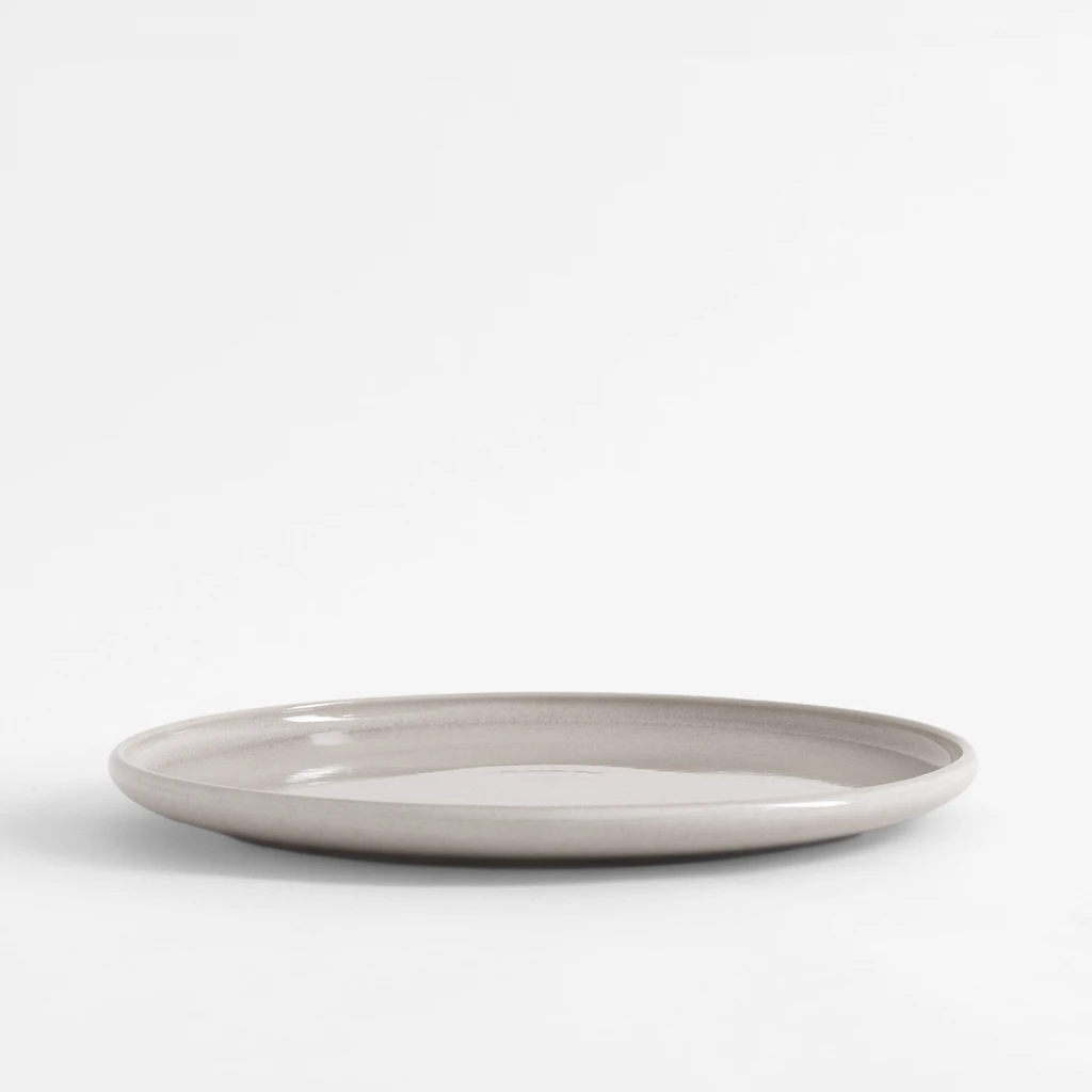 Talerz obiadowy w piaskowym odcieniu.