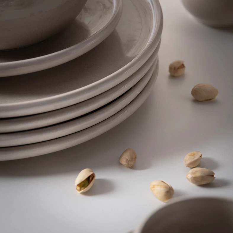 Talerz obiadowy w piaskowym odcieniu.
