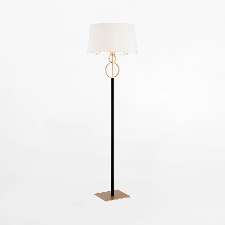 PERSEO intryguje piękną, designerską podstawą oraz abażurem z tkaniny w kolorystyce śmietankowej bieli.