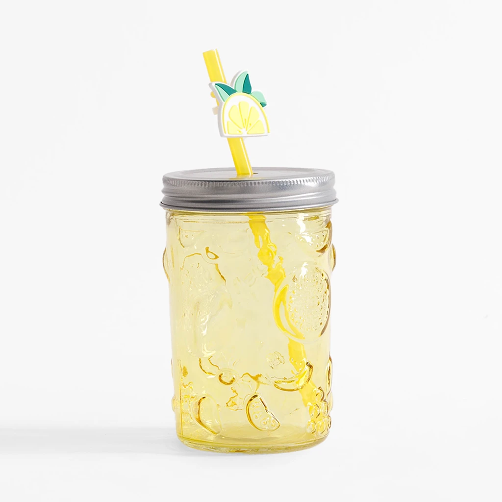 Żółta szklanka ze słomką