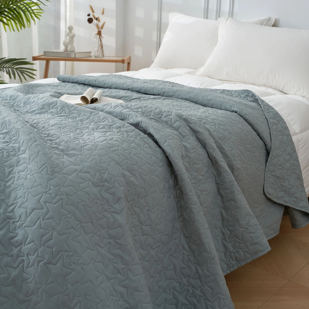 Narzuta na łóżko jasnozielona w gwiazdy