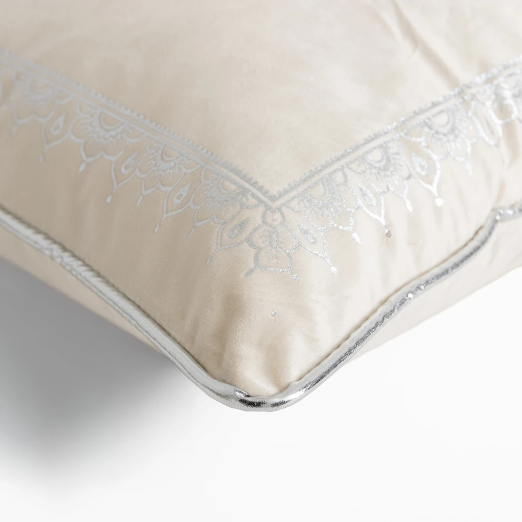 Biała poszewka ze srebrnym słoniem