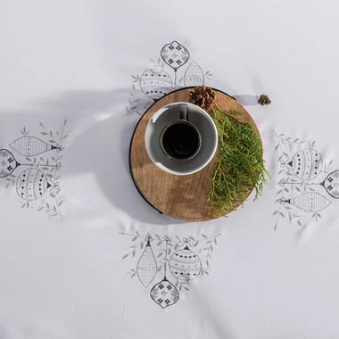 Obrus s motívom vianočných ozdôb v strieborno-bielej farbe JULE 110x160 cm