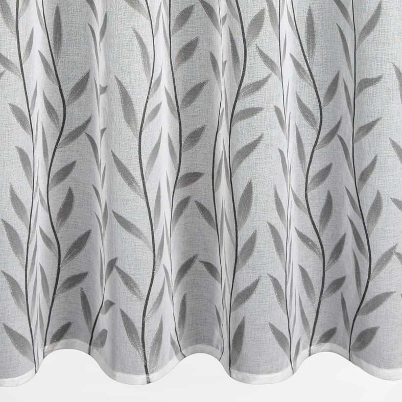 Biała zasłona na taśmie ze wzorem stalowych listków