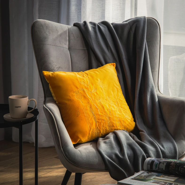 Żółta welurowa poszewka do salonu