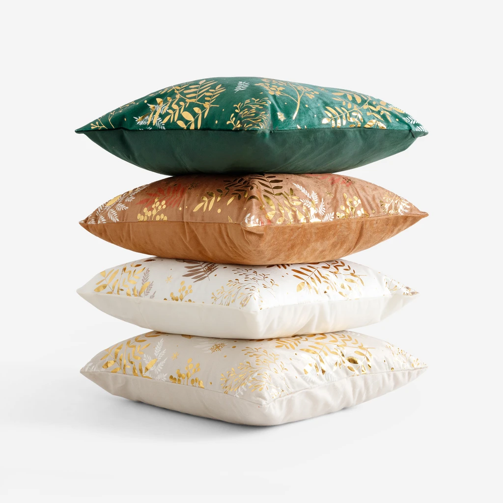 Cztery różne poszewki z kolekcji Temmes, jedna na drugiej.