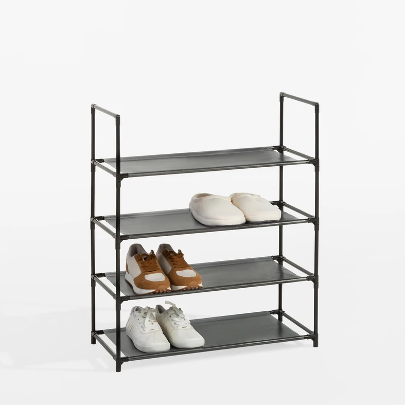 Widok na regał z ukosa. Na pólkach bambosze i dwie pary sportowych butów.