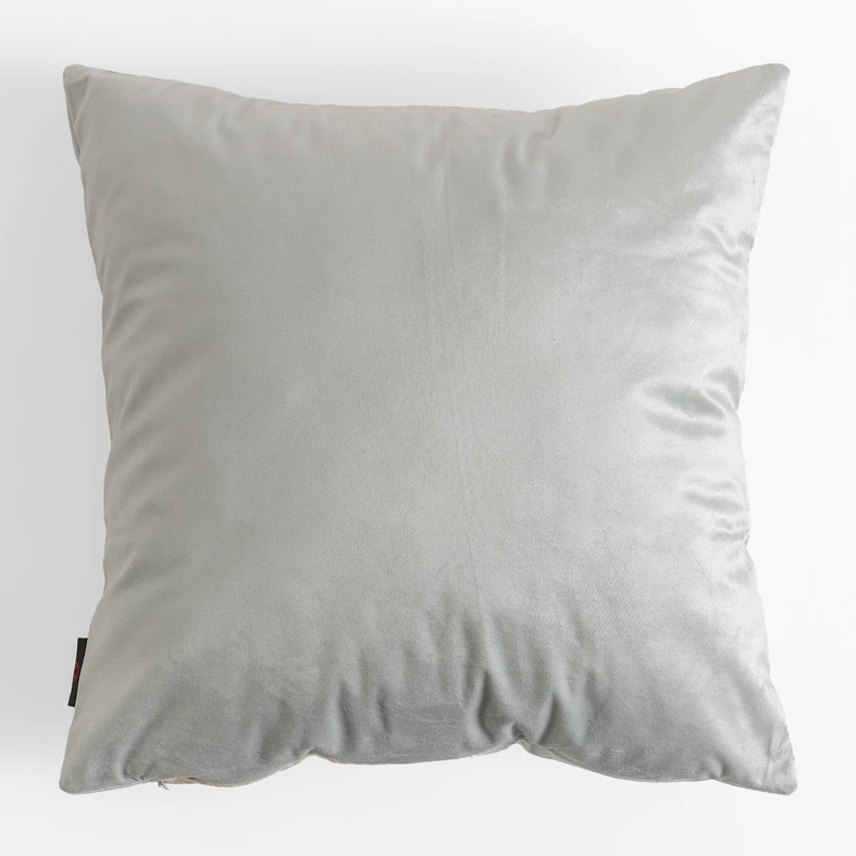 Szara poszewka z geometrycznym motywem