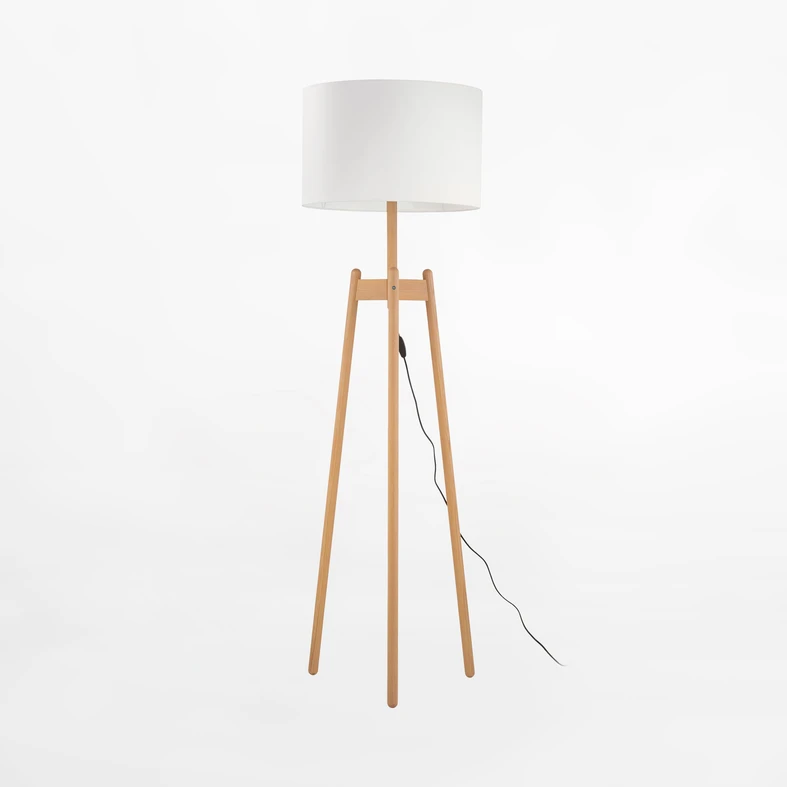 Lampa stojąca PEREZ posiada oprawę dla pojedynczej żarówki E27 o mocy maksymalnej 60W.