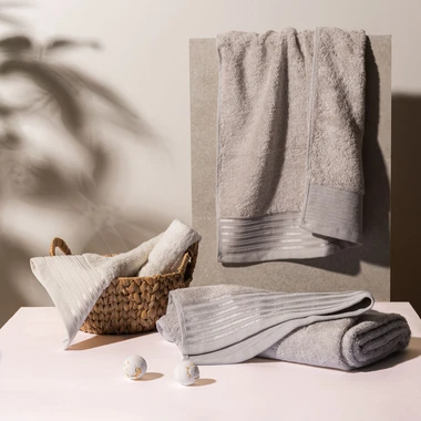 Kúpeľňový uterák v striebornej farbe VELA 70x140 cm