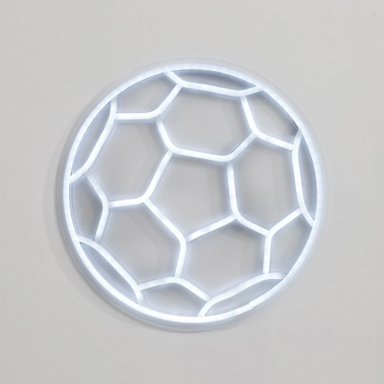 Lampa została wykonana ze tworzywa podświetlonego LED-owym wzorem piłki nożnej.