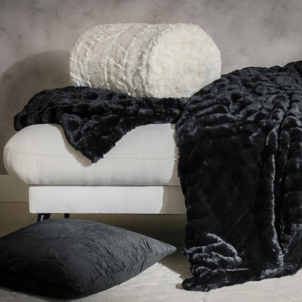 MAISON čierna chlpatá deka 200x220 cm