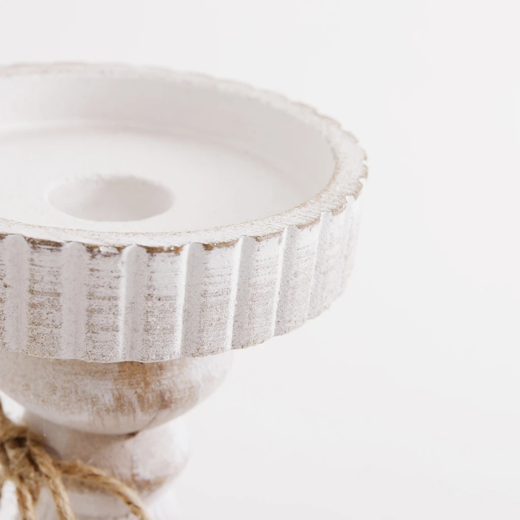 Biały świecznik na jedną świecę