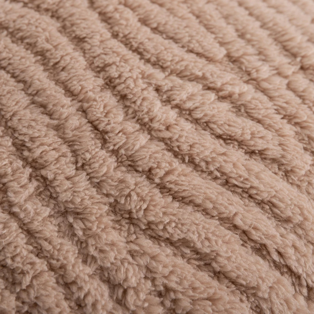 Beżowa poszewka o dekoracyjnej fakturze