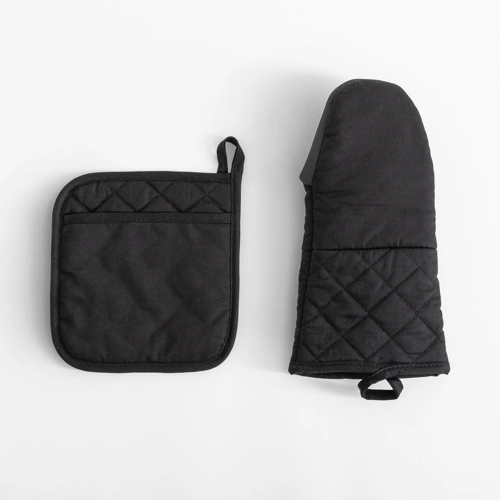 Czarna rękawica kuchenna i podkładka pod garnek