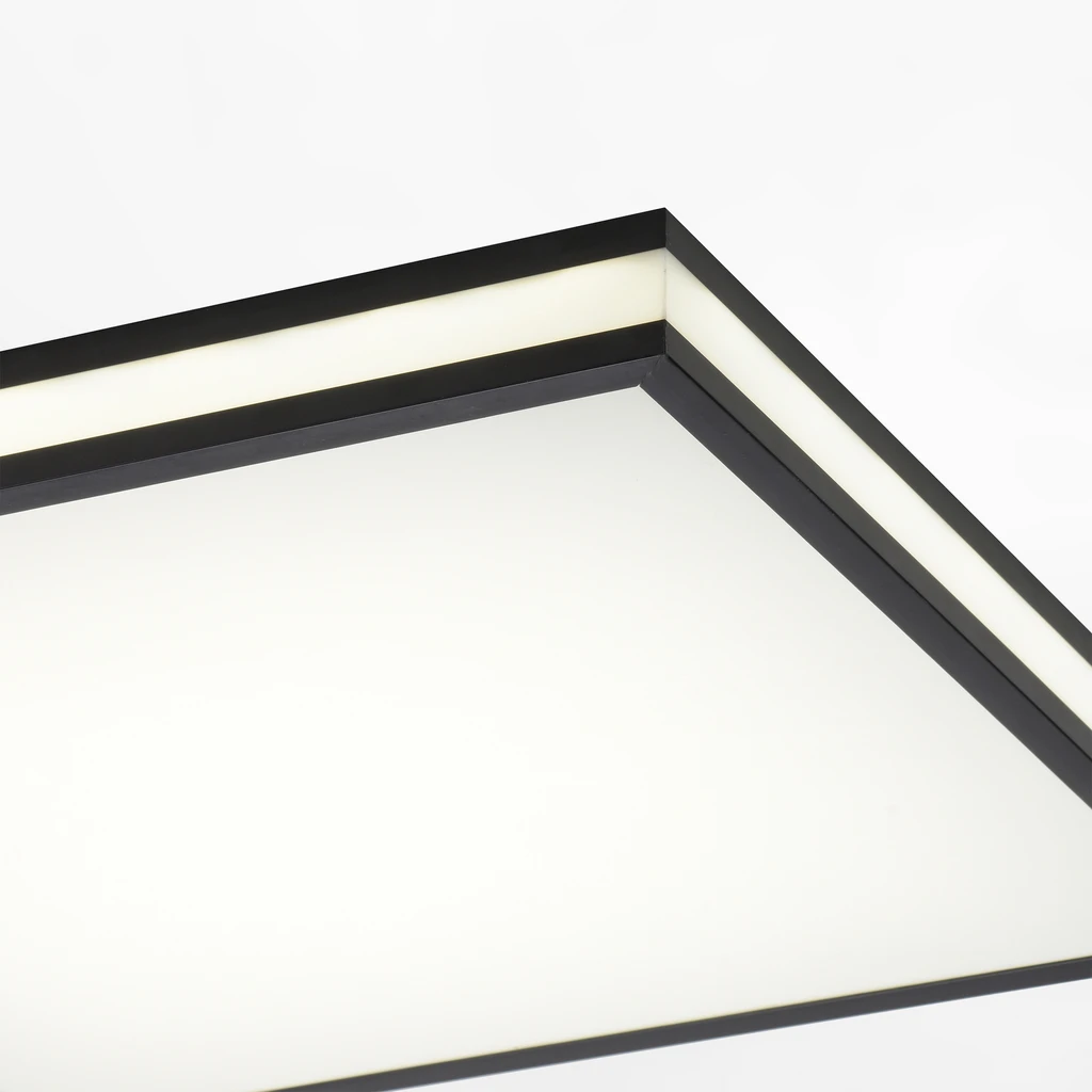 Czarne wykończenie doskonale kontrastuje ze białym i kolorowym światłem.