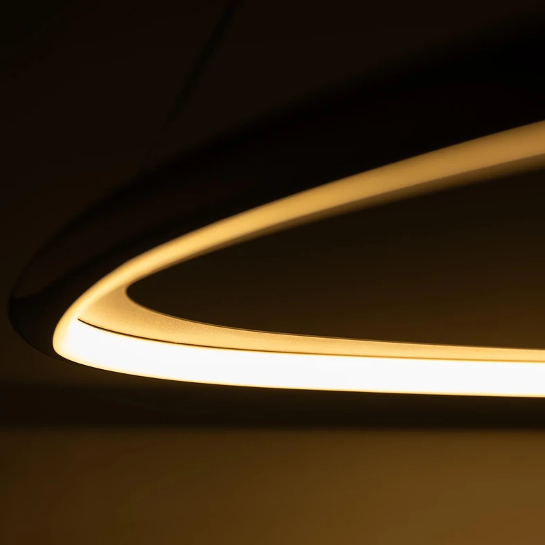 Lampa wisząca GETAFE idealnie sprawdza się w pomieszczeniach z wysokim sufitem. Przy średnicy 65 cm, jej maksymalna długość zawieszenia wynosi 150 cm.