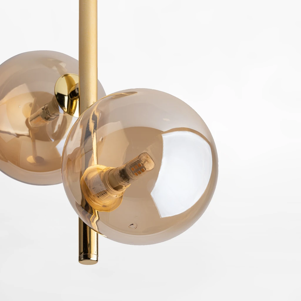 Złoty kolor wykończenia lampy ESTERA sprawdzi się w aranżacji nowoczesnej lub glamour.