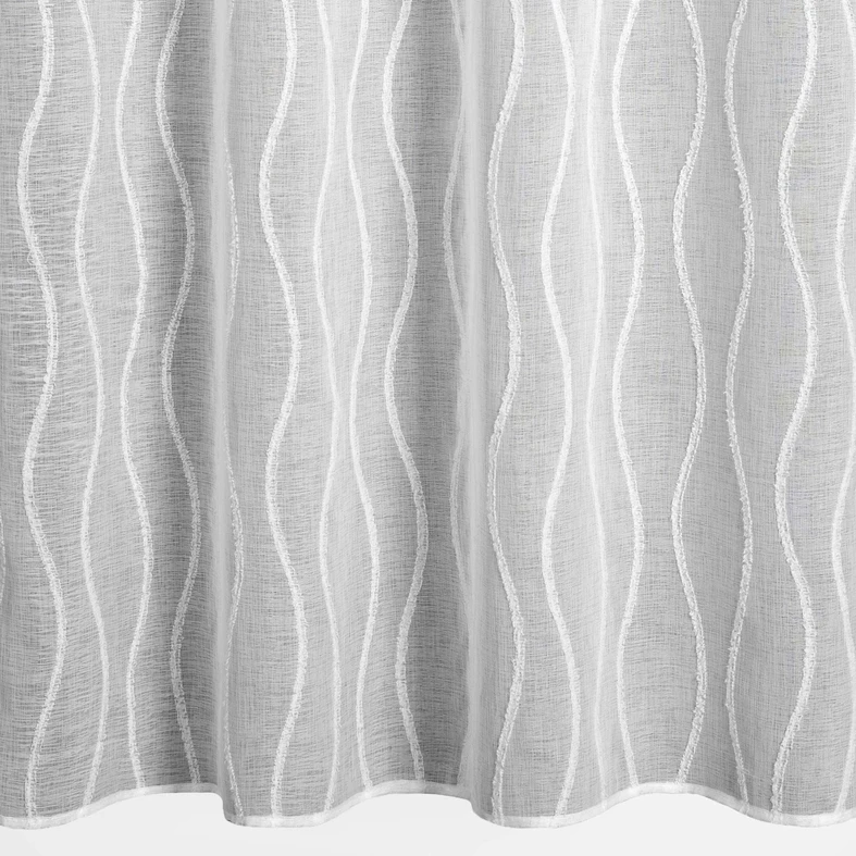 Biała firana na przelotkach w falistym wzorem