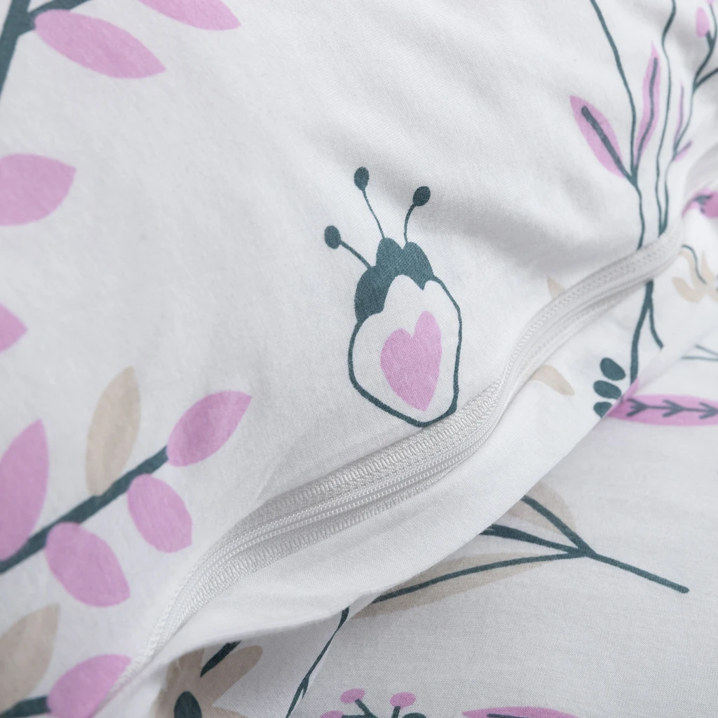 Bavlnená posteľná bielizeň JERSEYLOVE s motívom fialových rastlín 160x200 cm