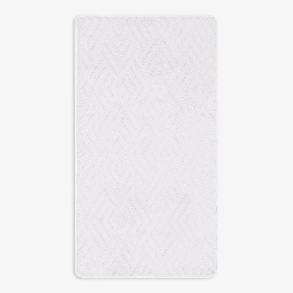 Dywanik biały DOVER 3D 60x100 cm wykonany z przędzy poliestrowej.