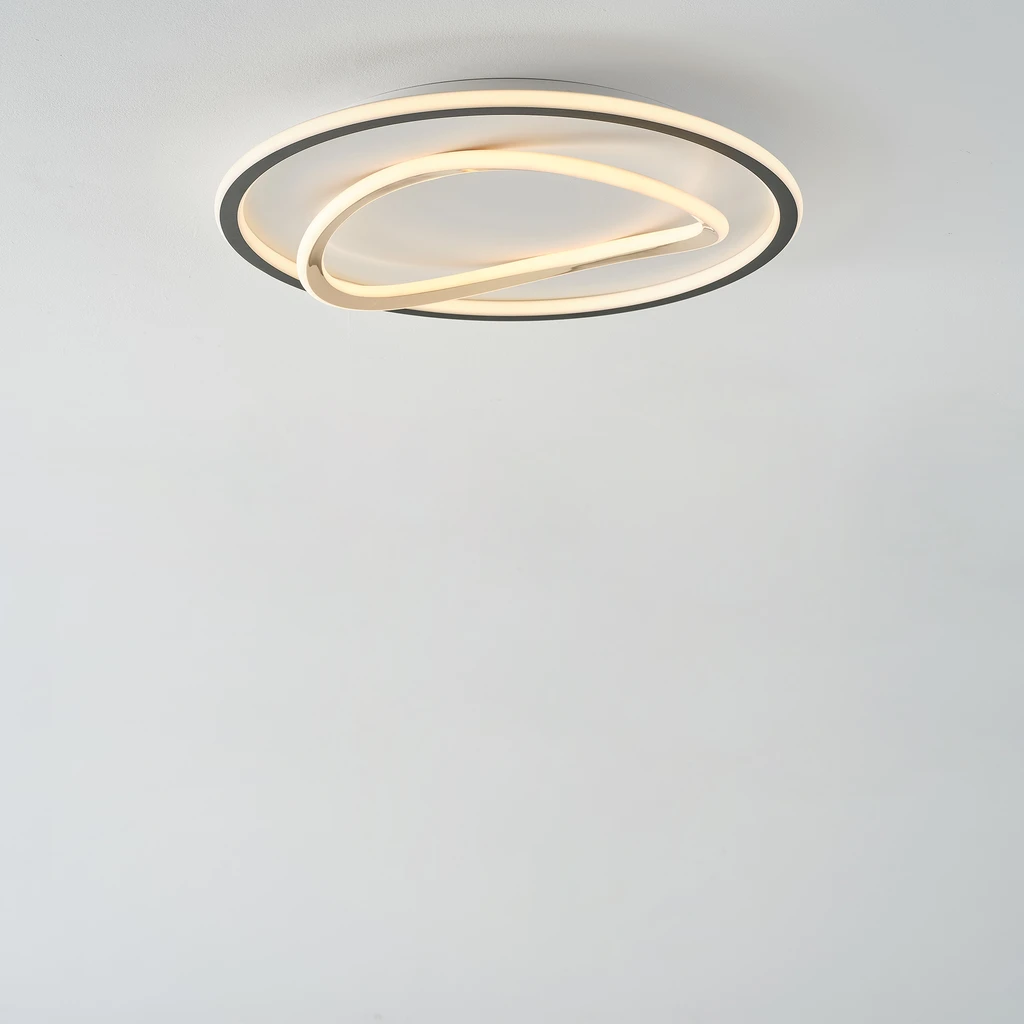 Wewnętrzna cześć plafonu oraz elementy ozdobne kryją wbudowany moduł LED.