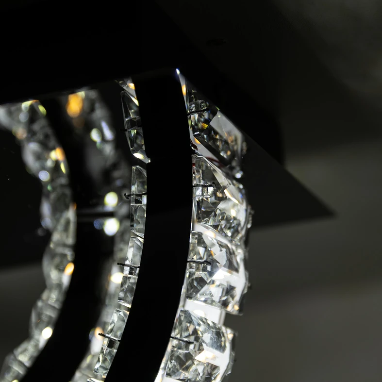 TULA w salonie to oświetlenie a zarazem piękna dekoracja w klimacie glamour.