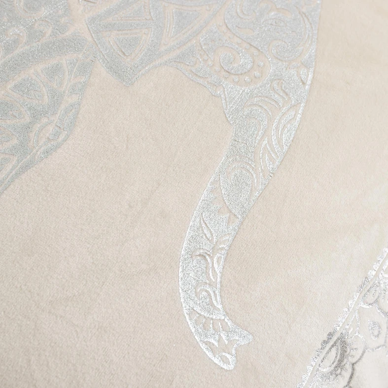 Biała poszewka ze srebrnym słoniem