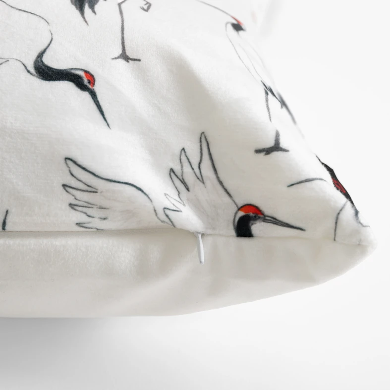 Biała gładka poszewka z grafiką żurawi po jednej stronie
