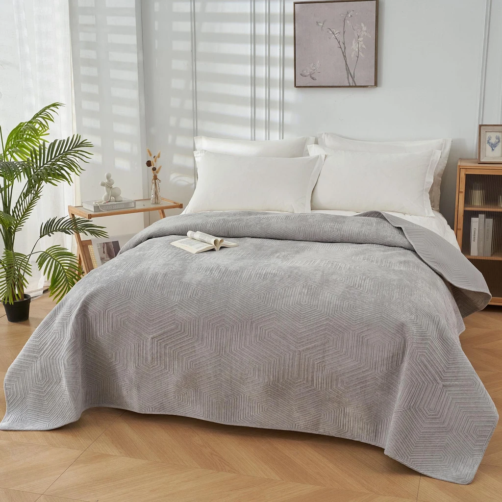 Szara narzuta na łóżko o geometrycznym motywie