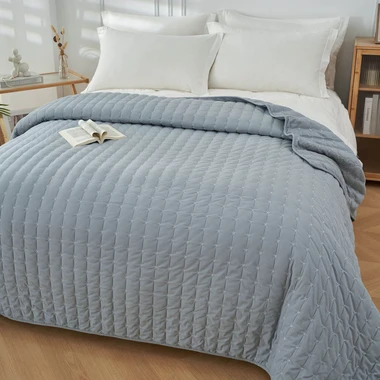 Svetlosivý prehoz na posteľ LOVELY 220x200 cm