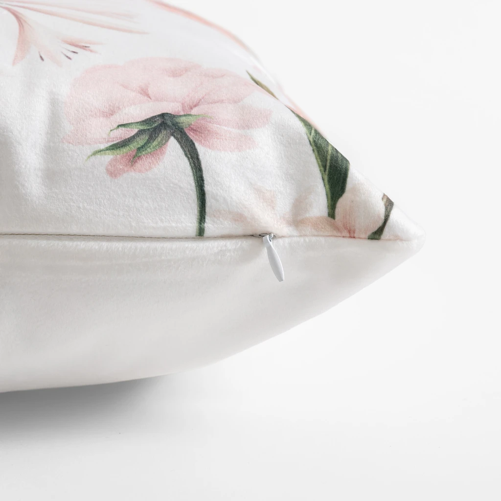 Welurowa biała poszewka w zielone w róże