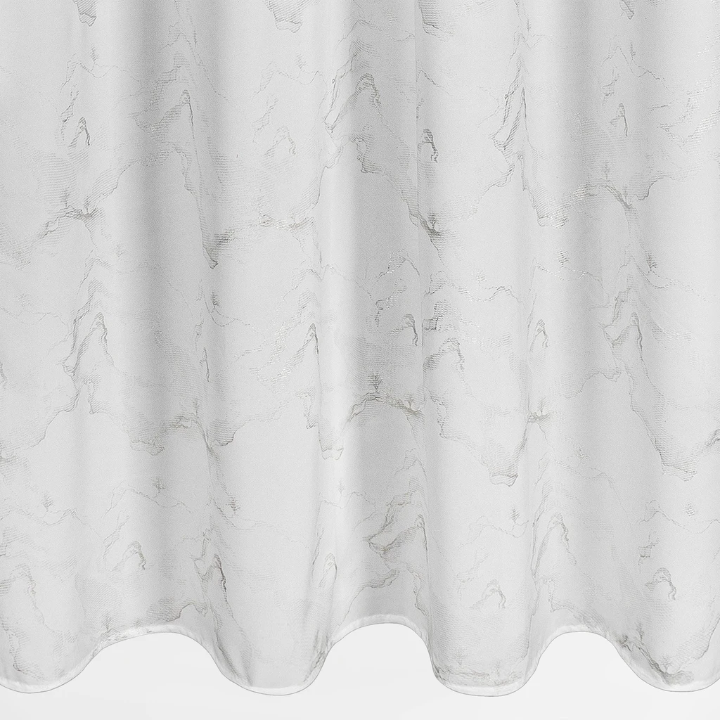 Biała zasłona do salonu z motywem marmurkowym