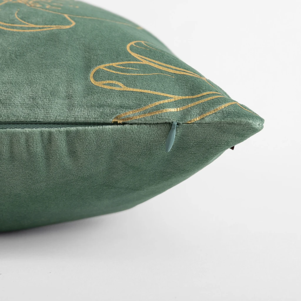 Miętowa poszewka welurowa z roślinnym, kwiatowym wzorem o złotym kolorze