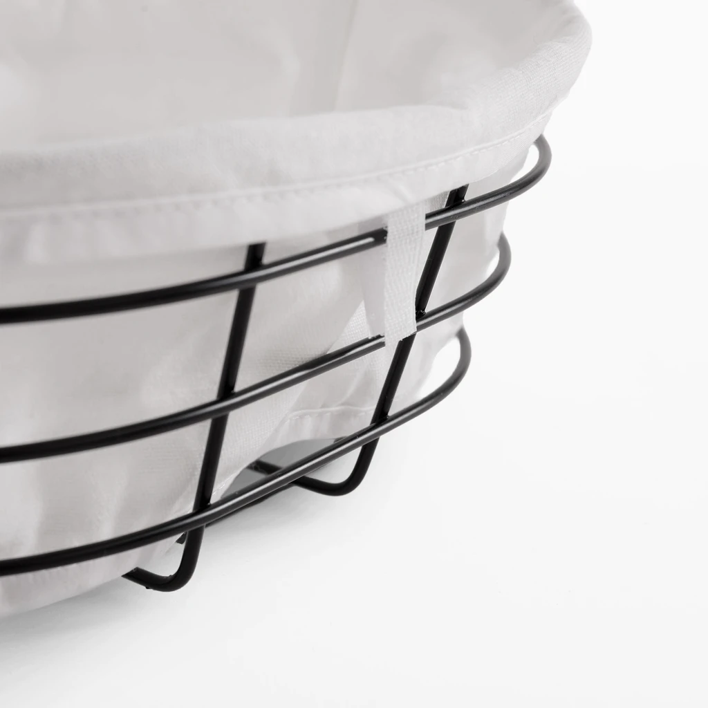 Metalowy koszyk na pieczywo z białym wkładem z bawełny