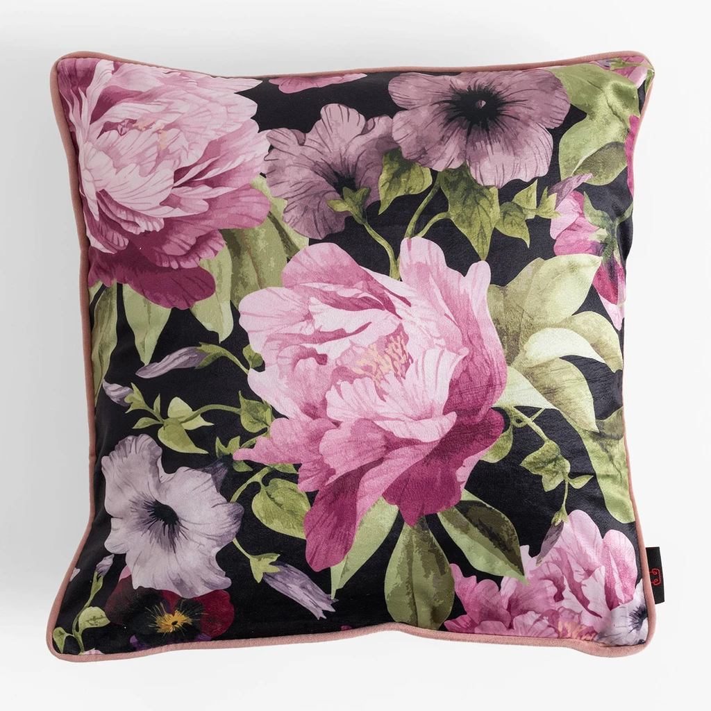 Czarno-różowa poszewka dekoracyjna w róże i petunie