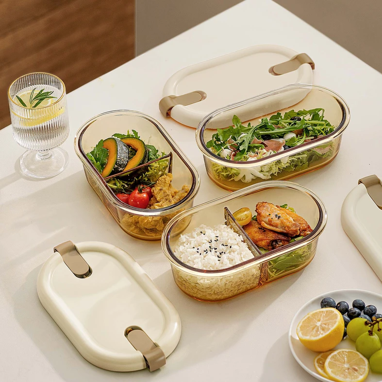 Szklane lunchboxy, dwa z przegródką. W jednym z nich ryż z czarnym sezamem i osobno kawałki kurczaka. 