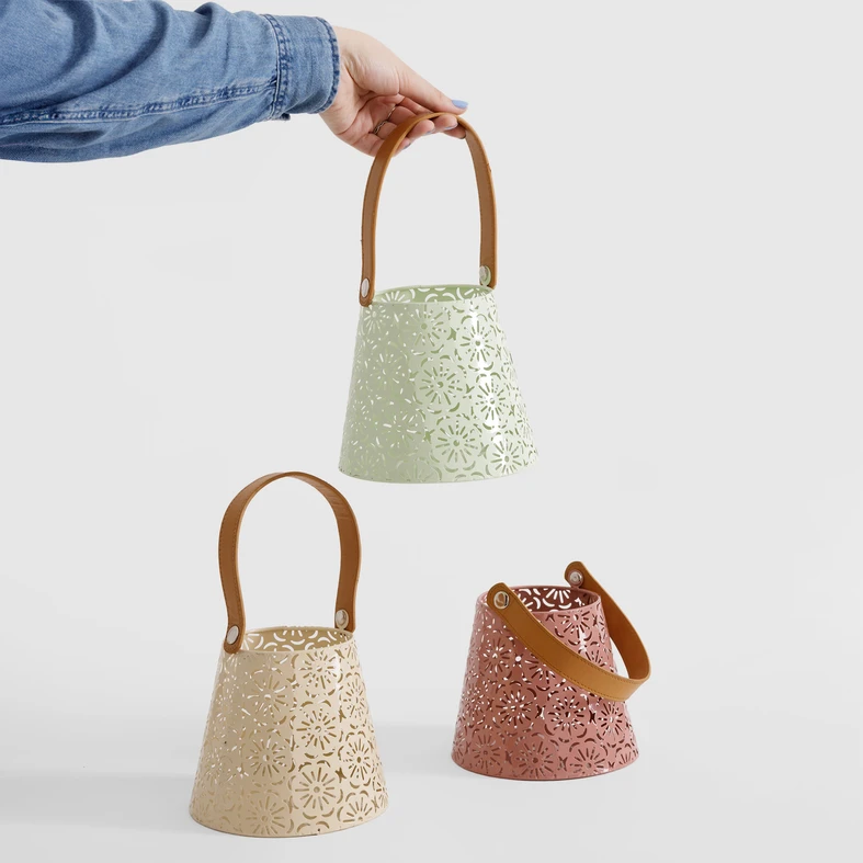 Zielona, różowa i beżowa latarenka z metalu