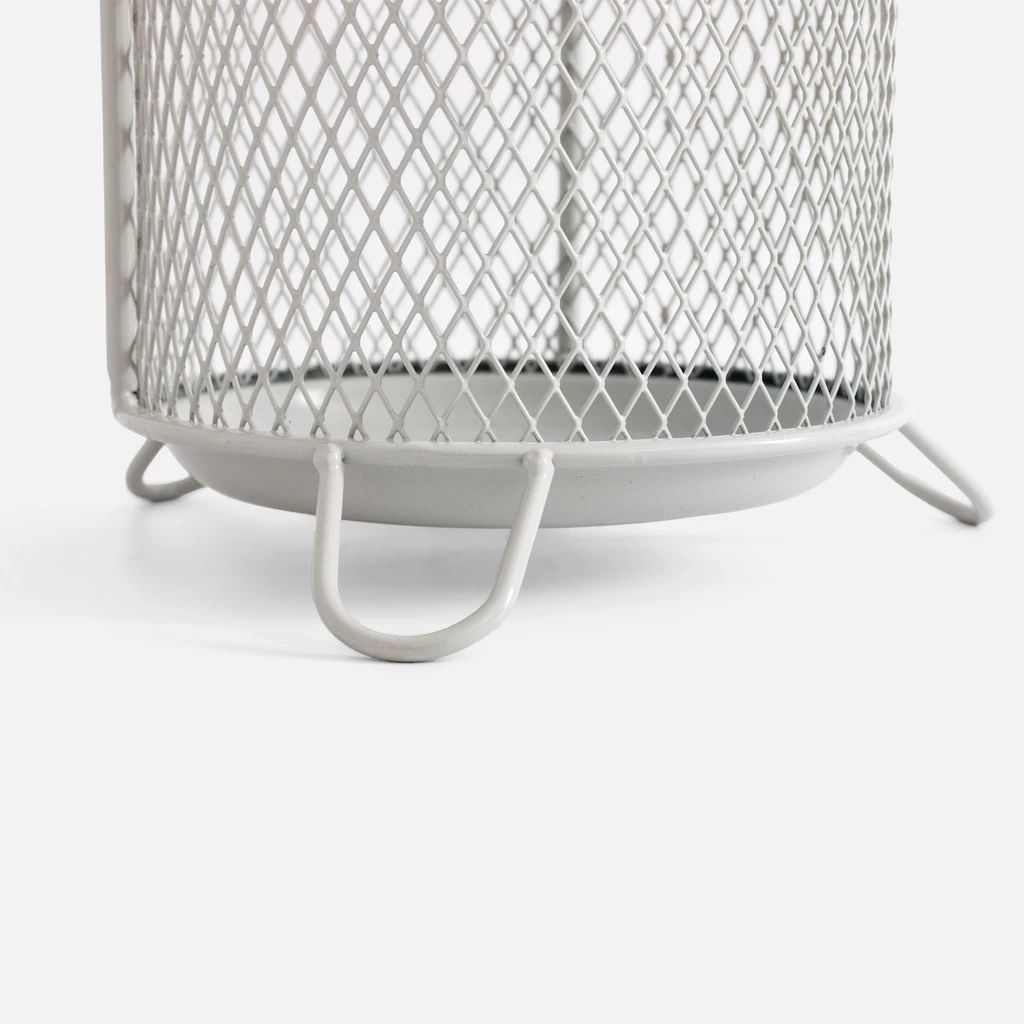 Detal, podstawa stojaka na parasole w formie talerza na nóżkach. Talerz zbierze ściekającą wodę. 